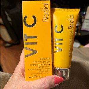 Rodial
Vit C Papaya Enzyme Scrub 70ml. New Sealed!